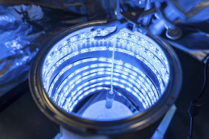 metal-organic frameworks (MOF) that breaks down carbon dioxide
